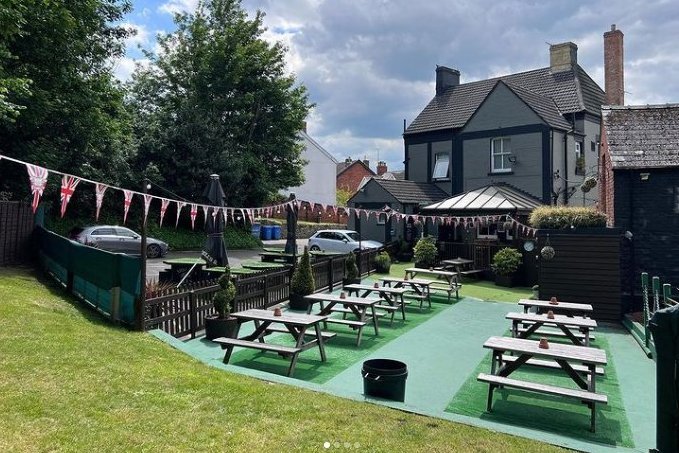 Clifton pub garden, Swindon
